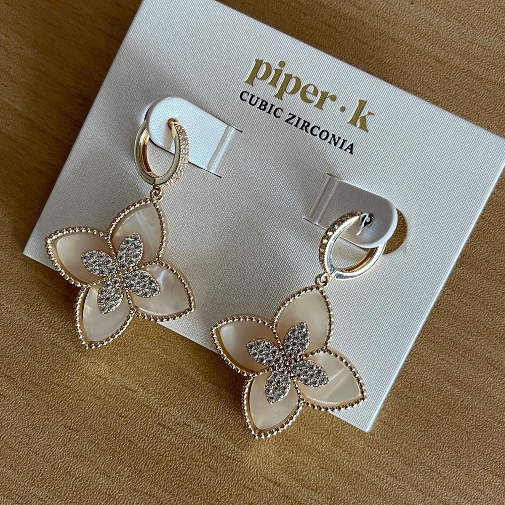 NWT Piper Gold and Mother of Pearl Fleur de lis Earrings - Picture 3 of 7